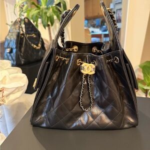 CHANEL Black Quilted Shoulder Bag with Gold Chain